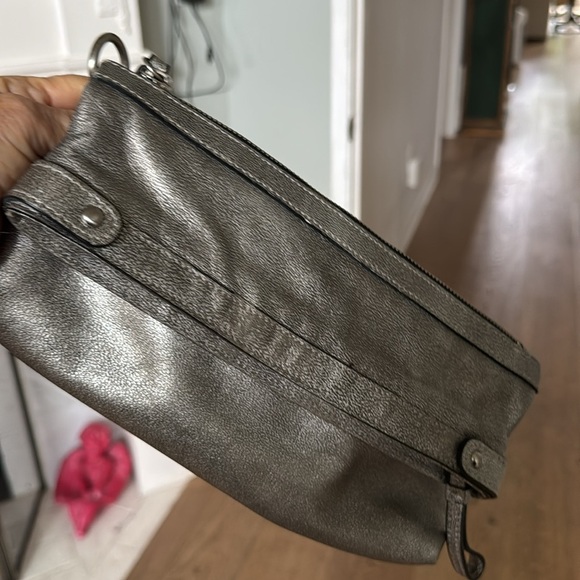 KENNETH COLE NEW YORK- GENUINE LEATHER WRISTLET/CLUTCH SILVER - Picture 11 of 13